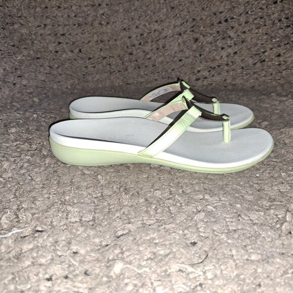 VIONIC-Thongs/Flip Flops-Pale Green Patent/Silver Medallion-Sz 36-5/6-Excellent - Picture 5 of 8
